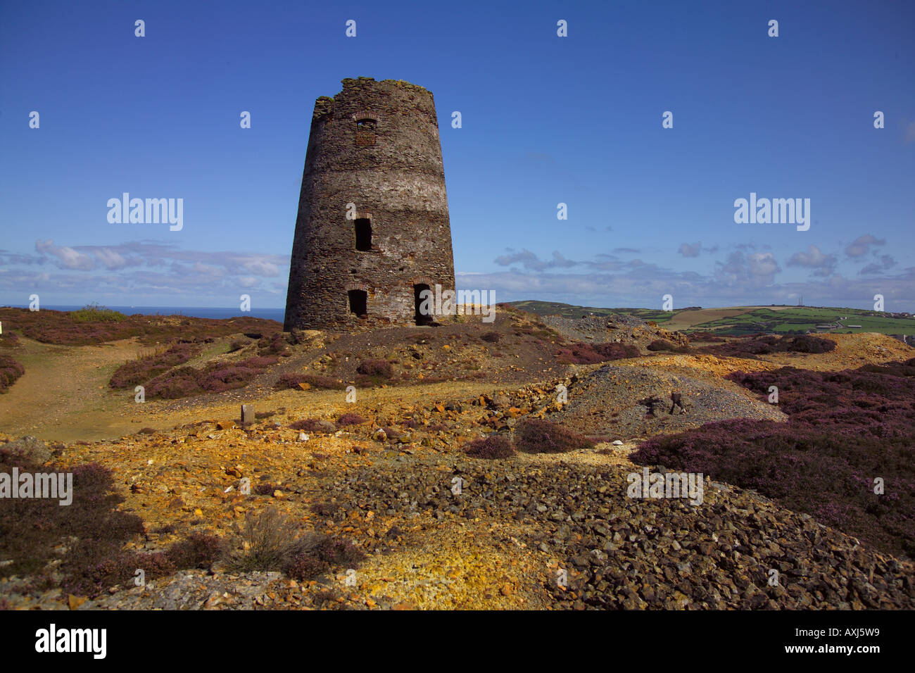 Verlassenen Windmühle stillgelegten Open Cast Copper Mine Parys Mountain Amlwch Anglesey North West Wales Stockfoto