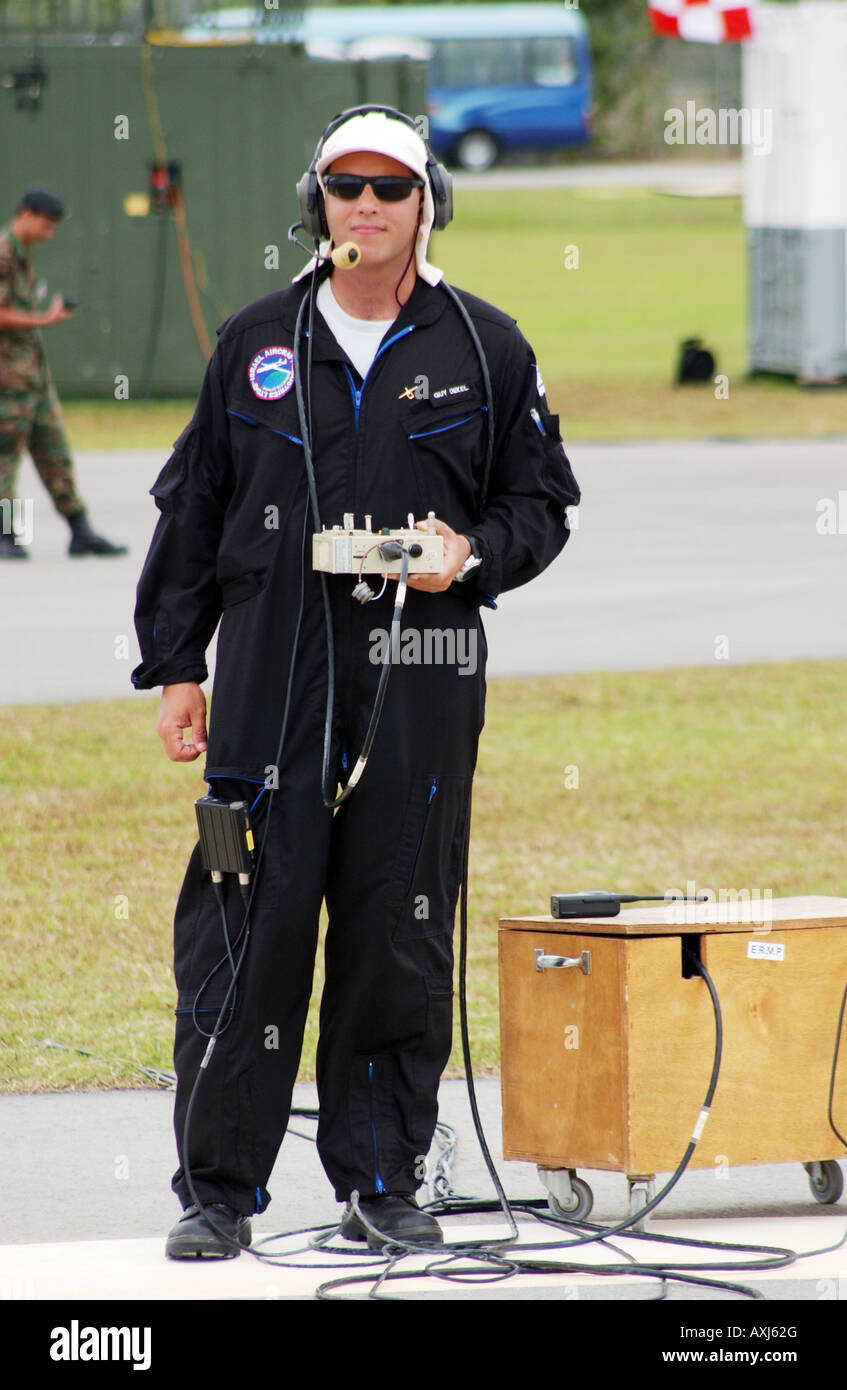 Guy Dekel der israelischen Armee Piloten eines unbemannten (UAV) mit Funkgeräten Kontrolle über Singapur fliegen. Stockfoto