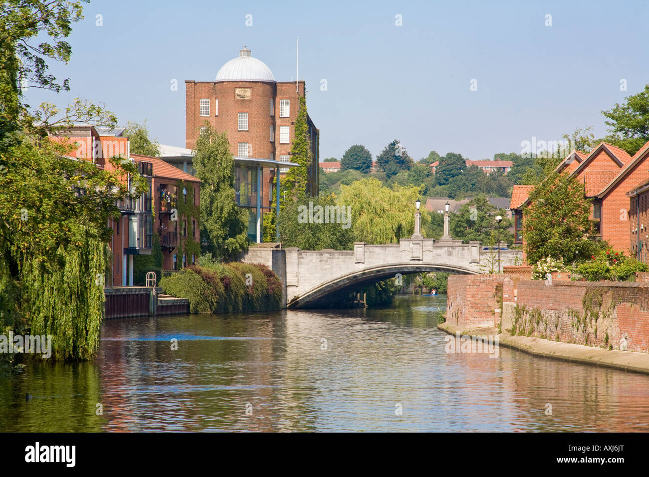 Whitefriars Brücke über den Fluss Wensum, Norwich, England, mit historisch bedeutsamen Norwich Garn Firmengebäude Stockfoto