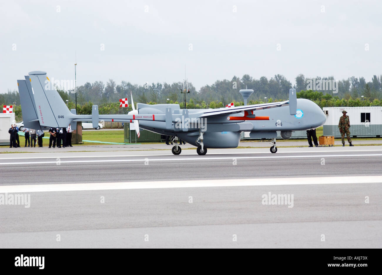 Die Heron unmanned aerial vehicles (UAV) landet auf einem Armeestützpunkt in Singapur. Stockfoto