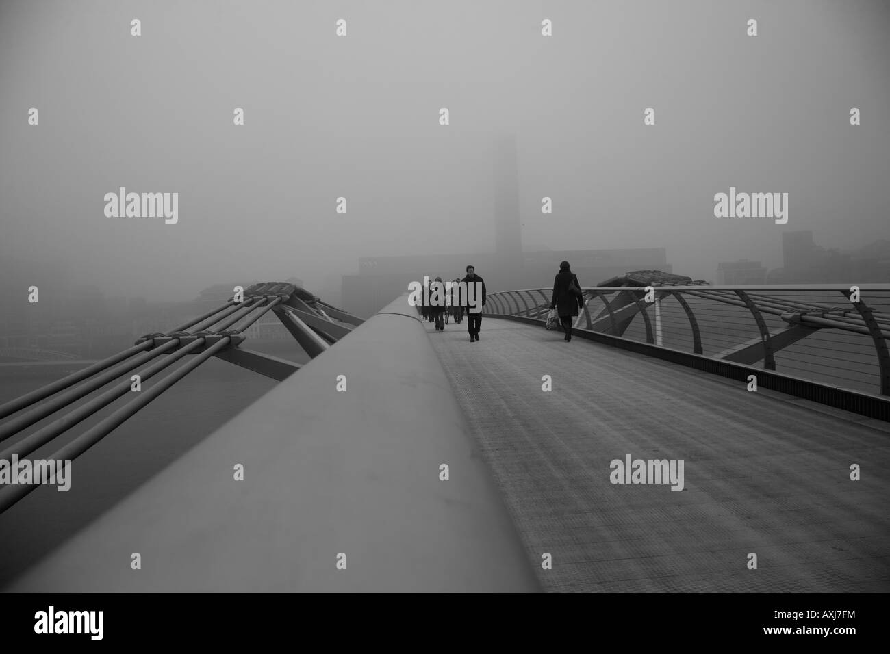 Nebel-eingehüllte Millennium Bridge und Tate Modern, Bankside, London Stockfoto