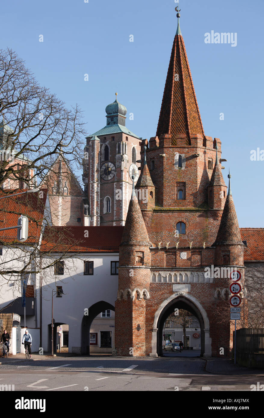 Ingolstadt, Kreuztor, Feldseite, Im Hintergrund Das Münster Zur Schönen Unserer Lieben Frau (Liebfrauenmünster) Stockfoto