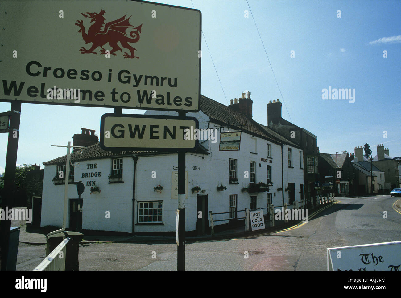 Zweisprachige Zeichen englischen Welsh durch die alte Chepstow-Brücke über den Fluss Stockfoto