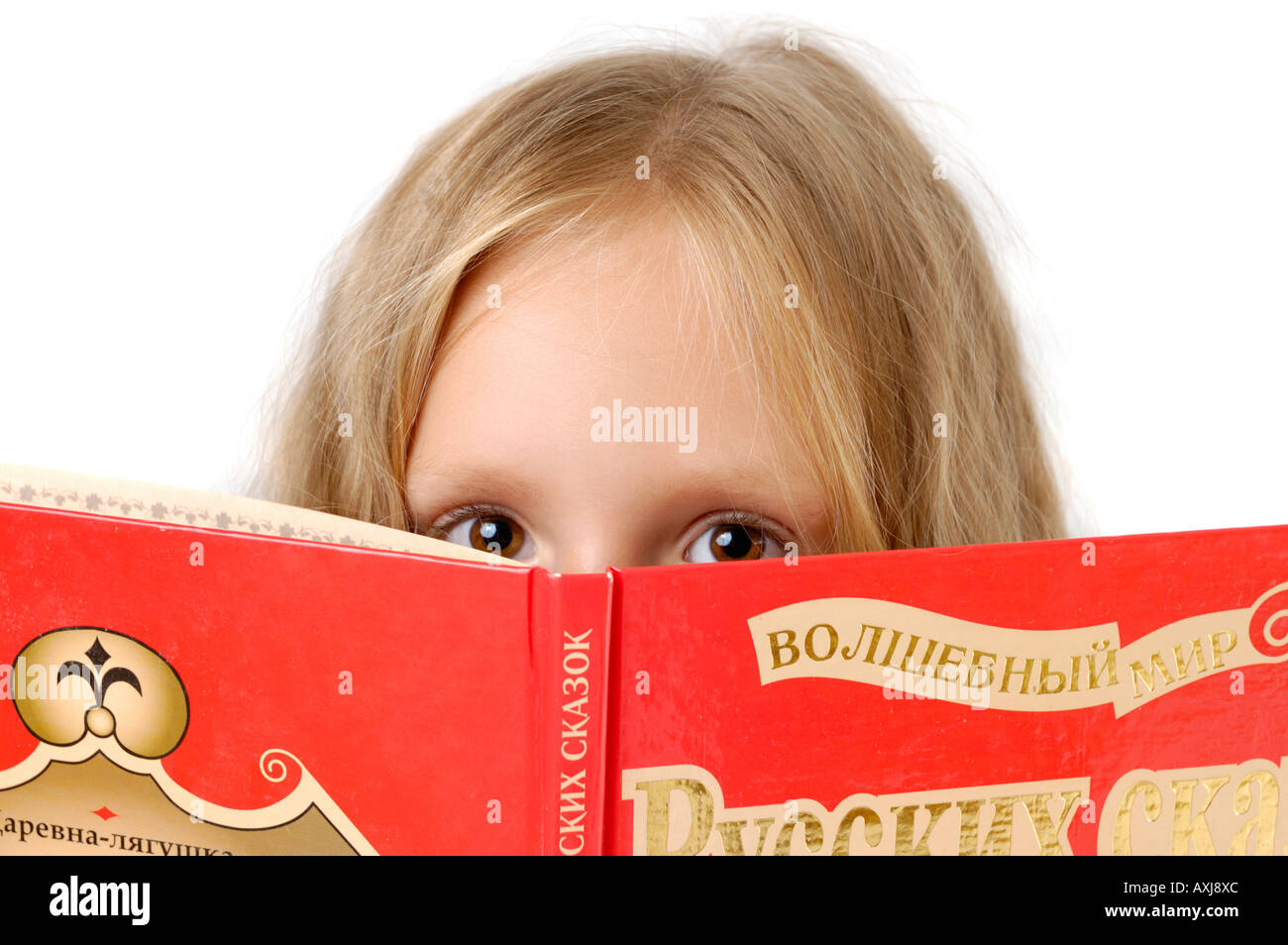 Versteckt sich hinter einem Buch Stockfoto