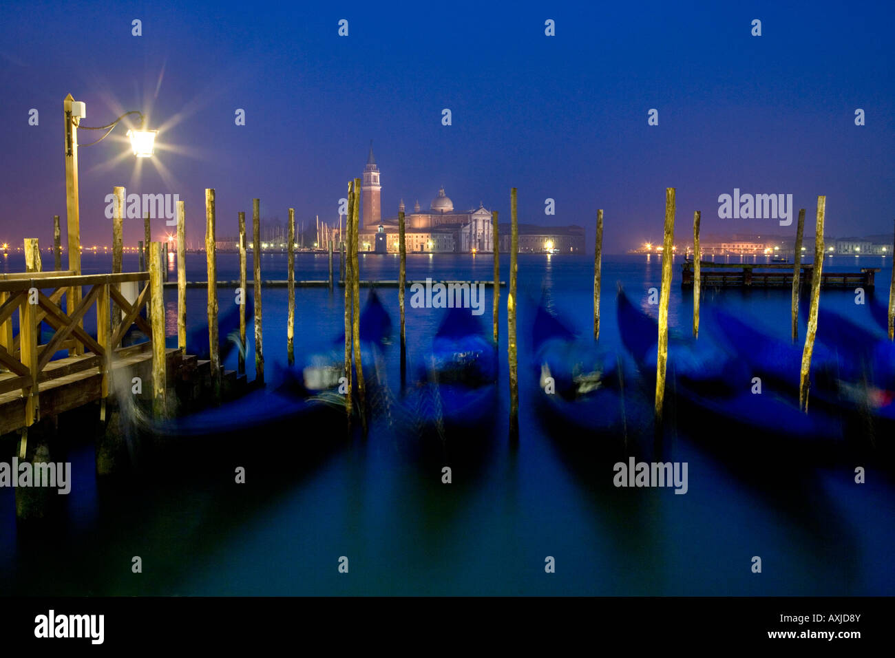 Gondeln auf San Marco Blick über Insel San Giorgio Maggiore und Lagune im Morgengrauen, Venedig, Italien. Stockfoto