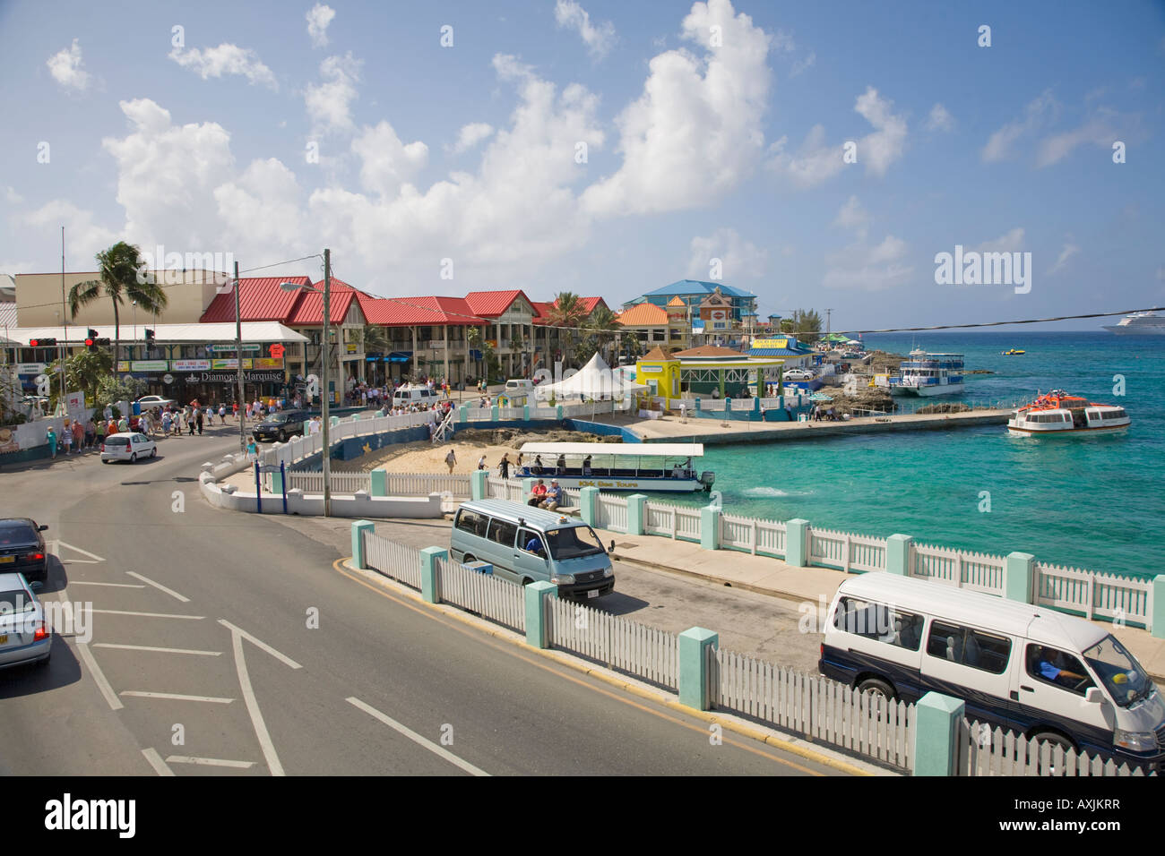 Uferpromenade und Hafen Bereich von Georgetown auf Grand Cayman auf den Cayman Islands Stockfoto