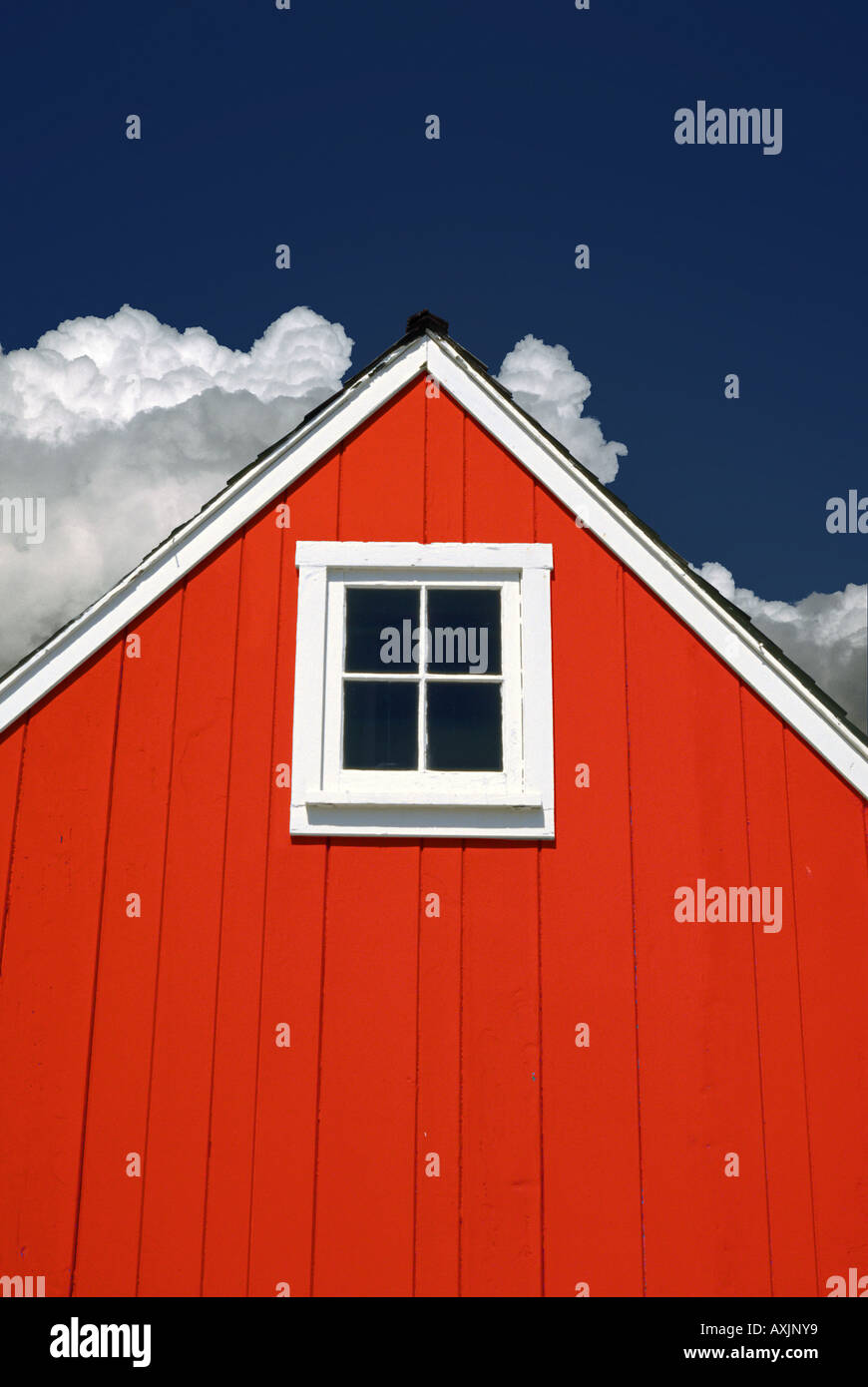 Kleine rote Haus Giebel mit weißen quadratischen kleinen Fenster Stockfoto