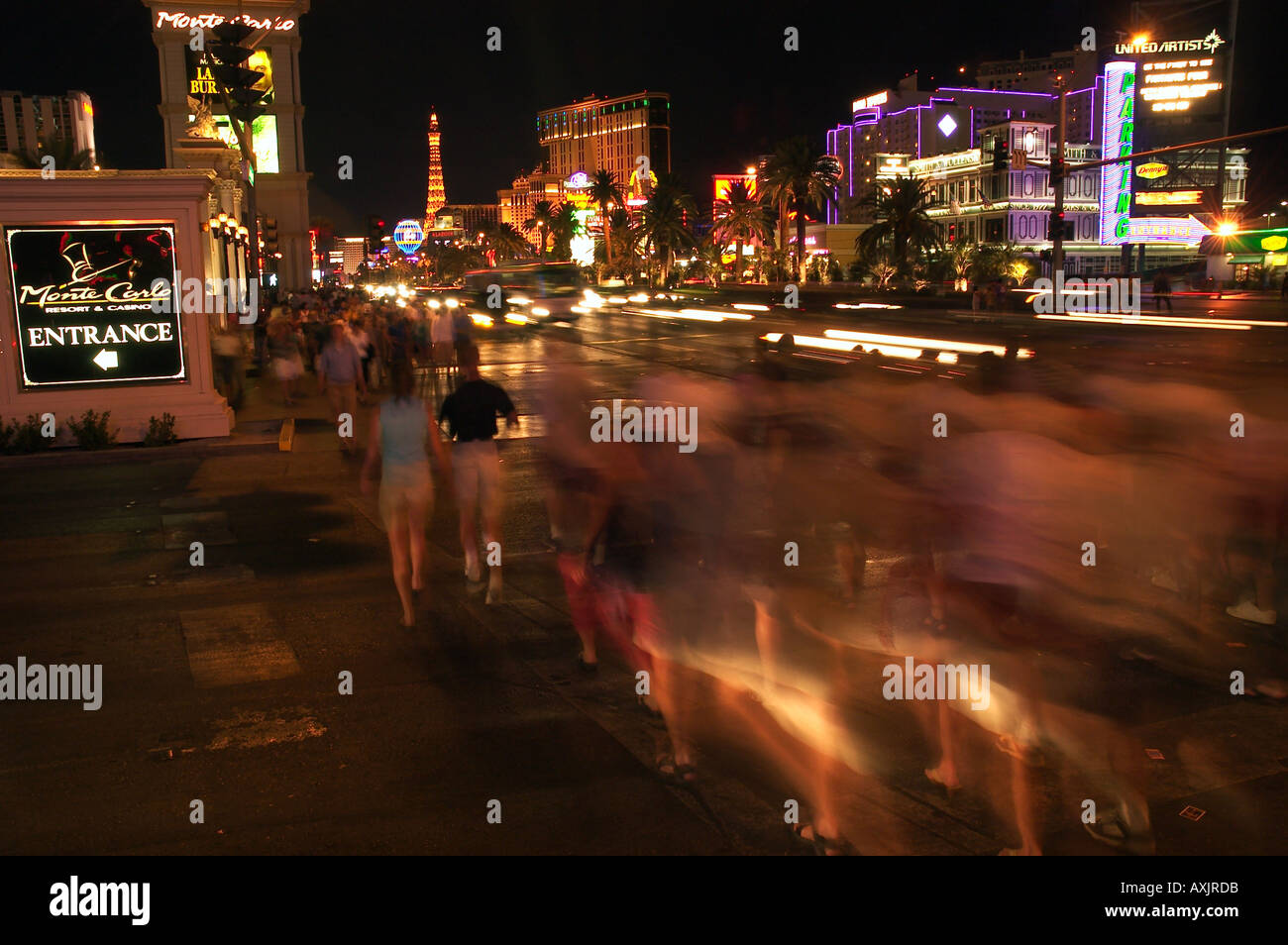 Las Vegas Strip bei Nacht mit Fußgängern Stockfoto