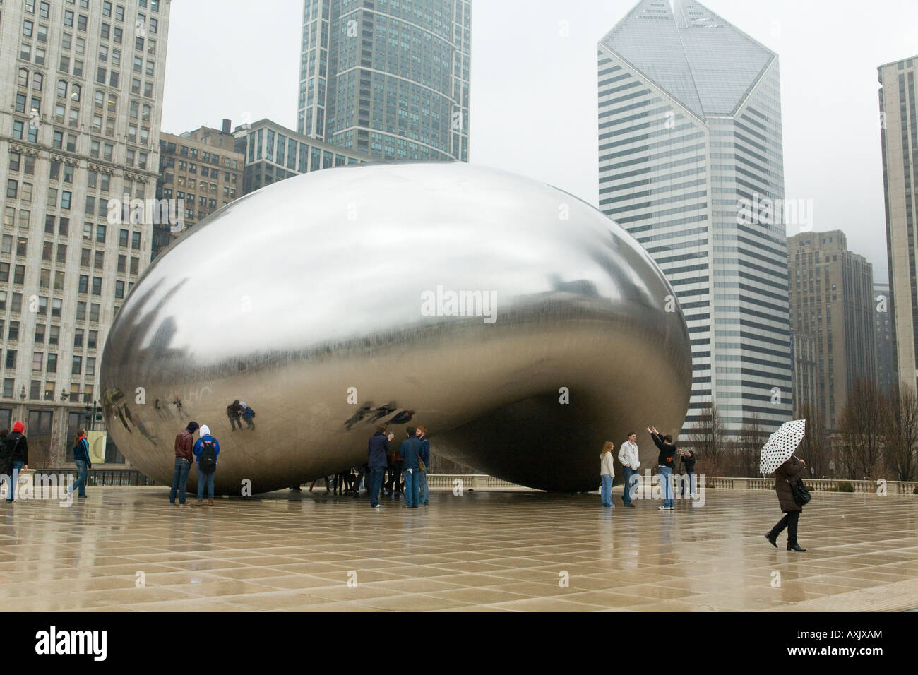 ILLINOIS-Chicago Cloud Gate Skulptur im Millennium Park nebligen und regnerischen Tag Bean Reflexion beschlagen Stockfoto