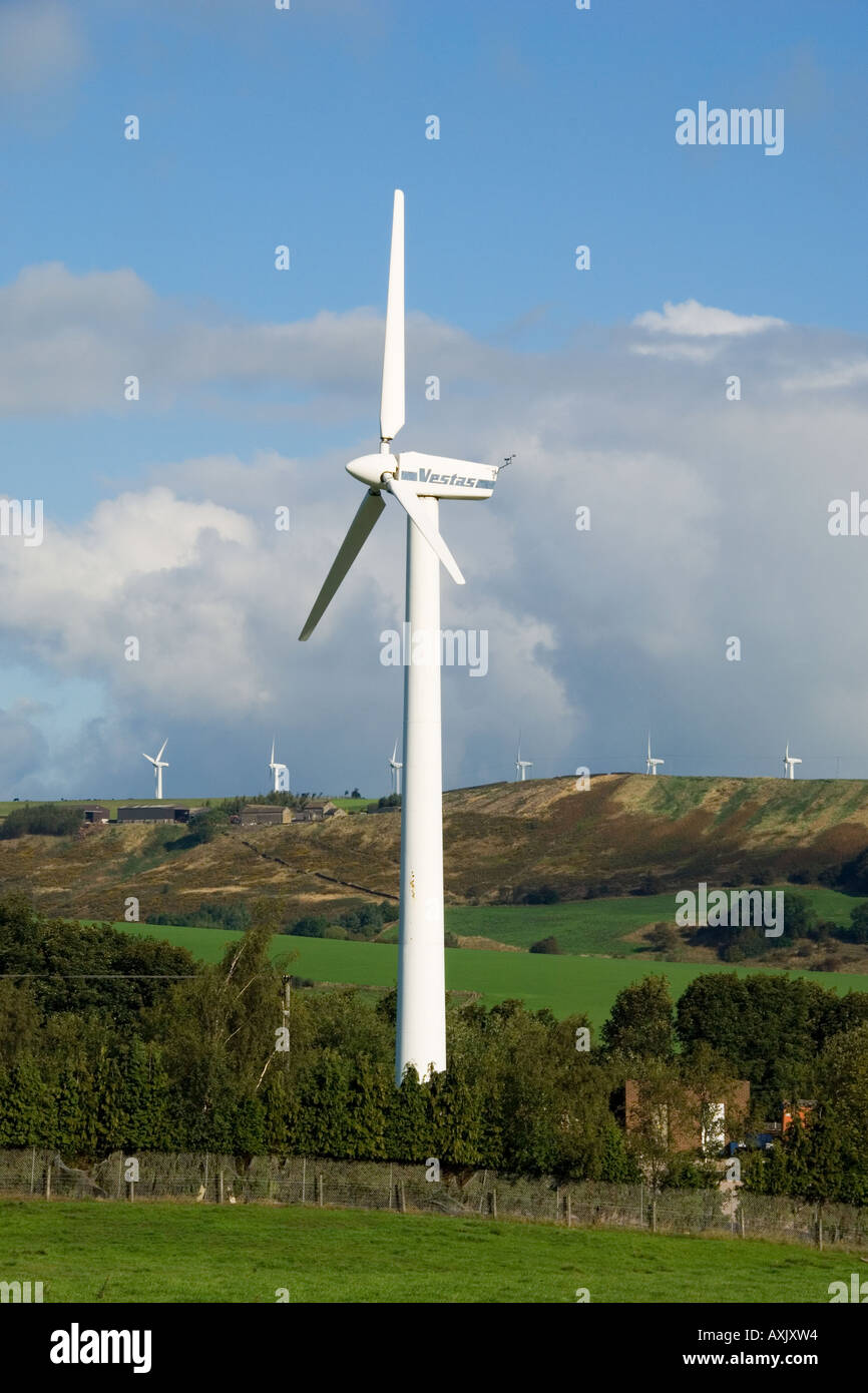 Elektrotechnik, die Generierung von Windkraftanlagen in Windparks auf der Oberseite der Englisch Pennine Hills in Großbritannien Stockfoto