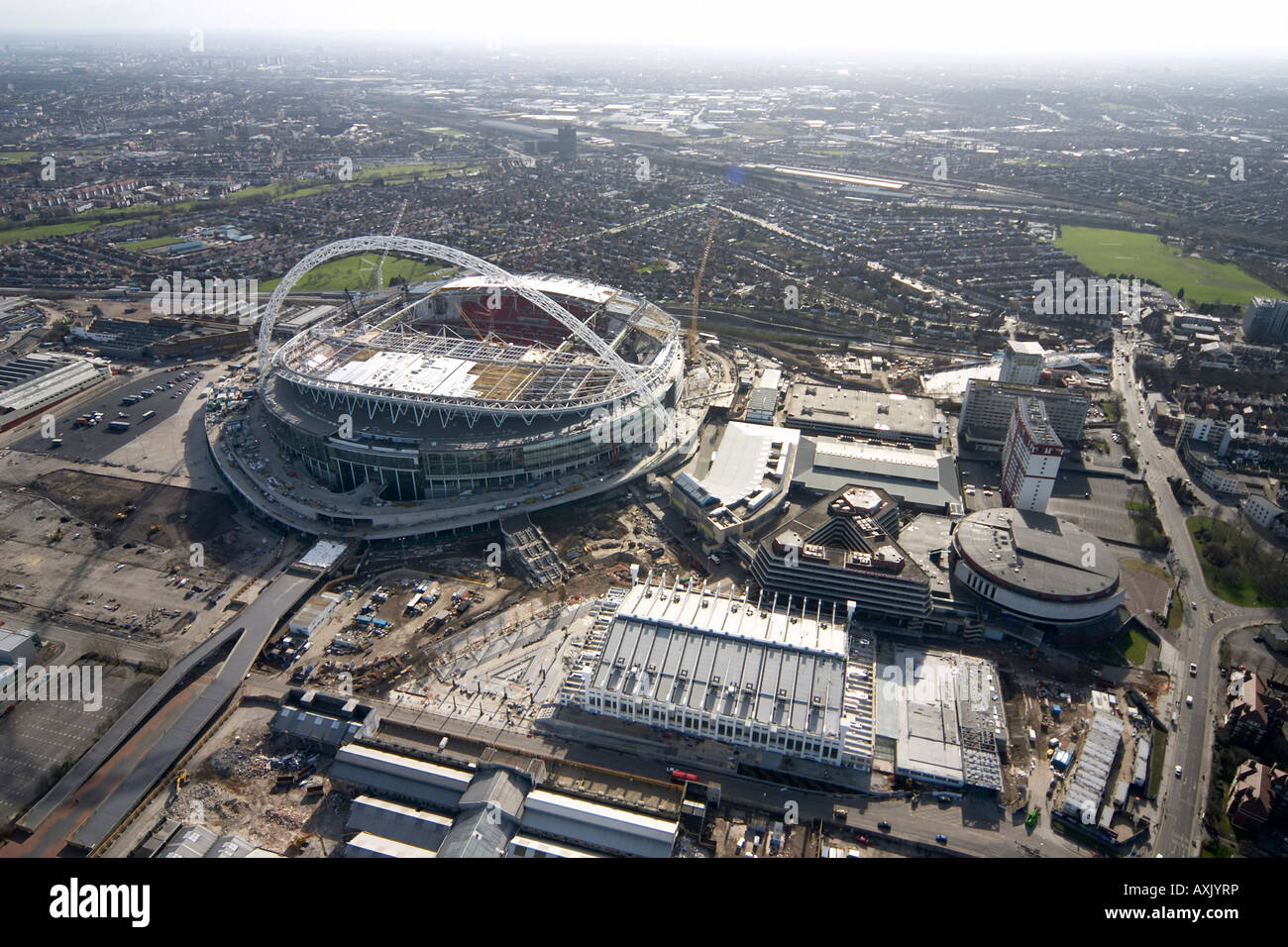 Hohen Niveau schrägen Luftbild südöstlich von Wembley Stadion London HA9 England UK Feb 2006 Stockfoto