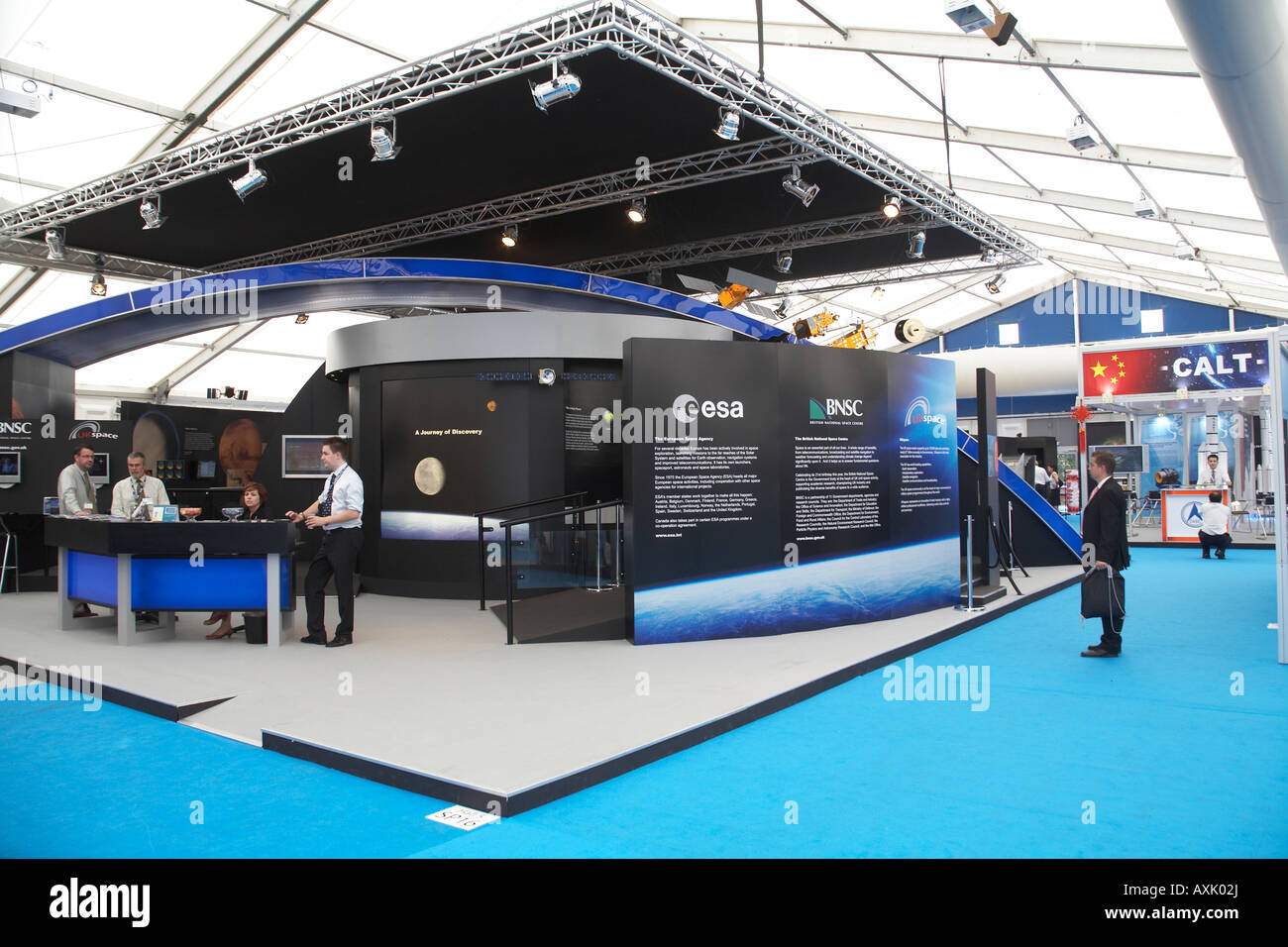 European Space Agency Esa Ausstellung Display Messestand mit Besuchern auf der Farnborough International Airshow Juli 2006 Stockfoto