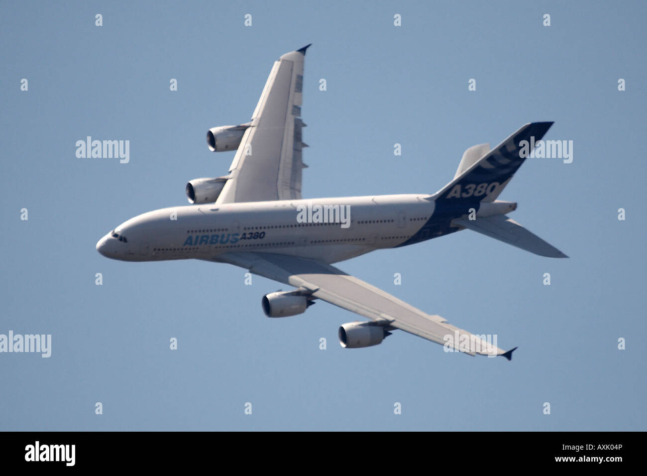 Airbus A380 Doppeldecker superjumbo Flugzeuge fliegen Display auf der Farnborough International Airshow Juli 2006 Stockfoto