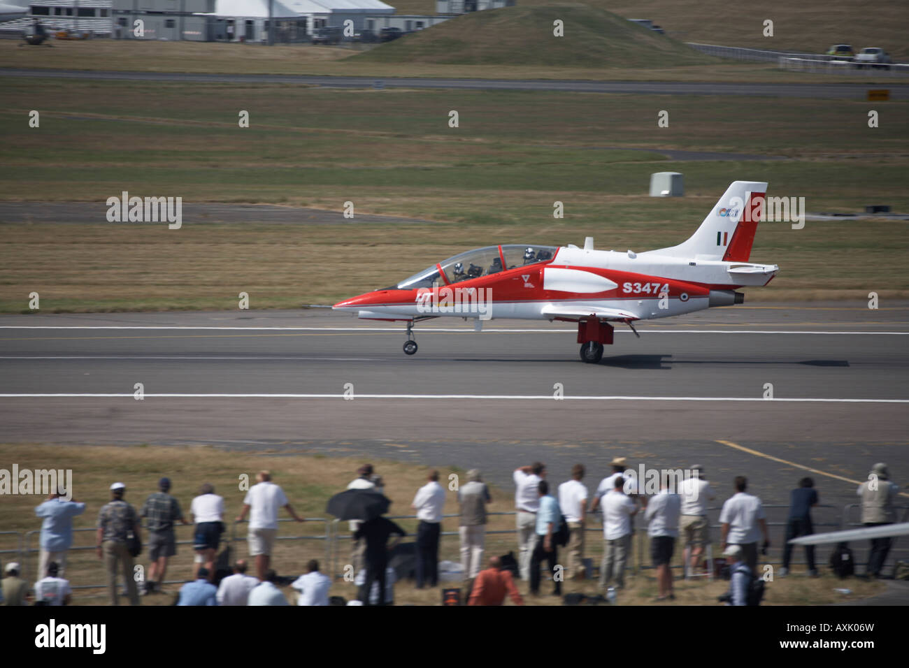 Hindustan Aeronautics begrenzt IJT 36 Schulflugzeug etwa abzunehmen für das Fliegen in Farnborough International Airshow anzeigen Stockfoto