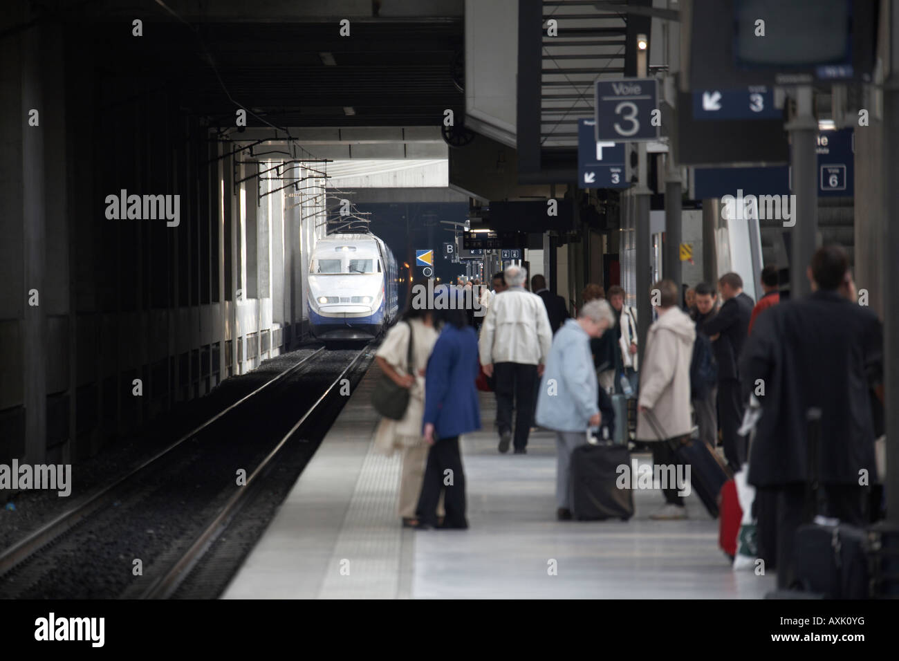 SNCF Zug mit Passagieren Plattform im TGV Bahnhof Charles De Gaulle