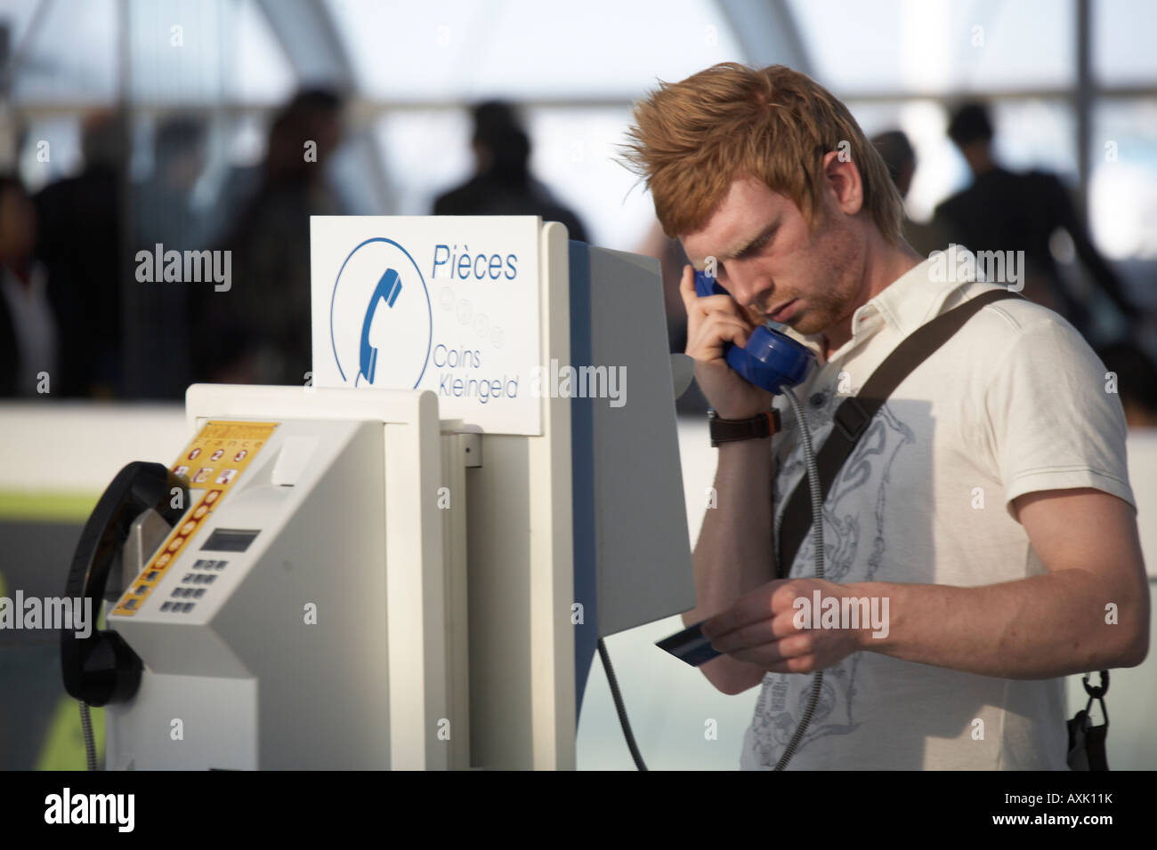 Männlichen Passagier auf Telefon in Terminal 2F bei Charles De Gaulle International Flughafen Paris France Stockfoto