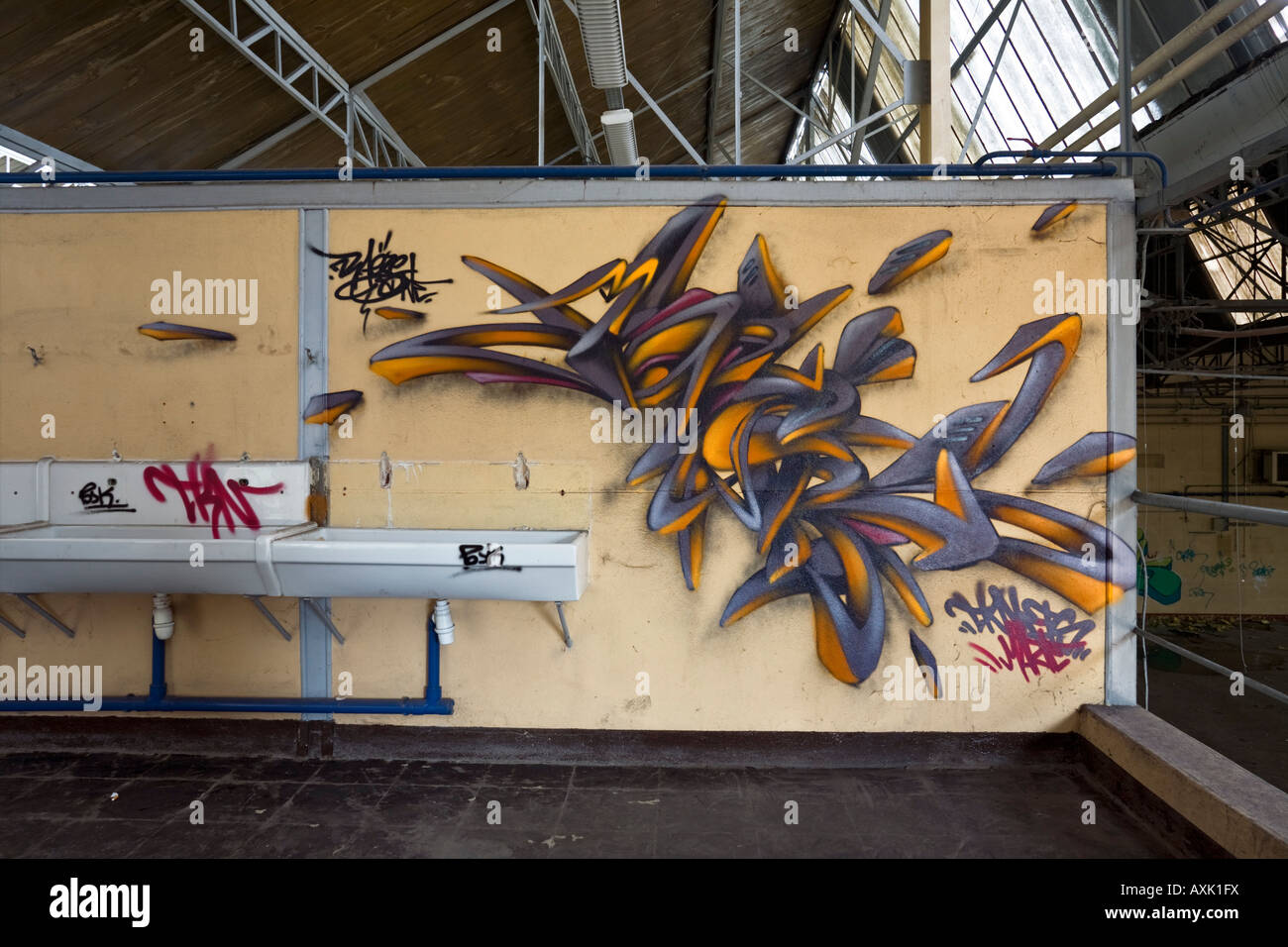 Graffiti in den Umkleideraum einer Fabrik in Vichy (Frankreich). Graffiti Dans le Vestiaire d ' une Usine Désaffectée (Frankreich). Stockfoto