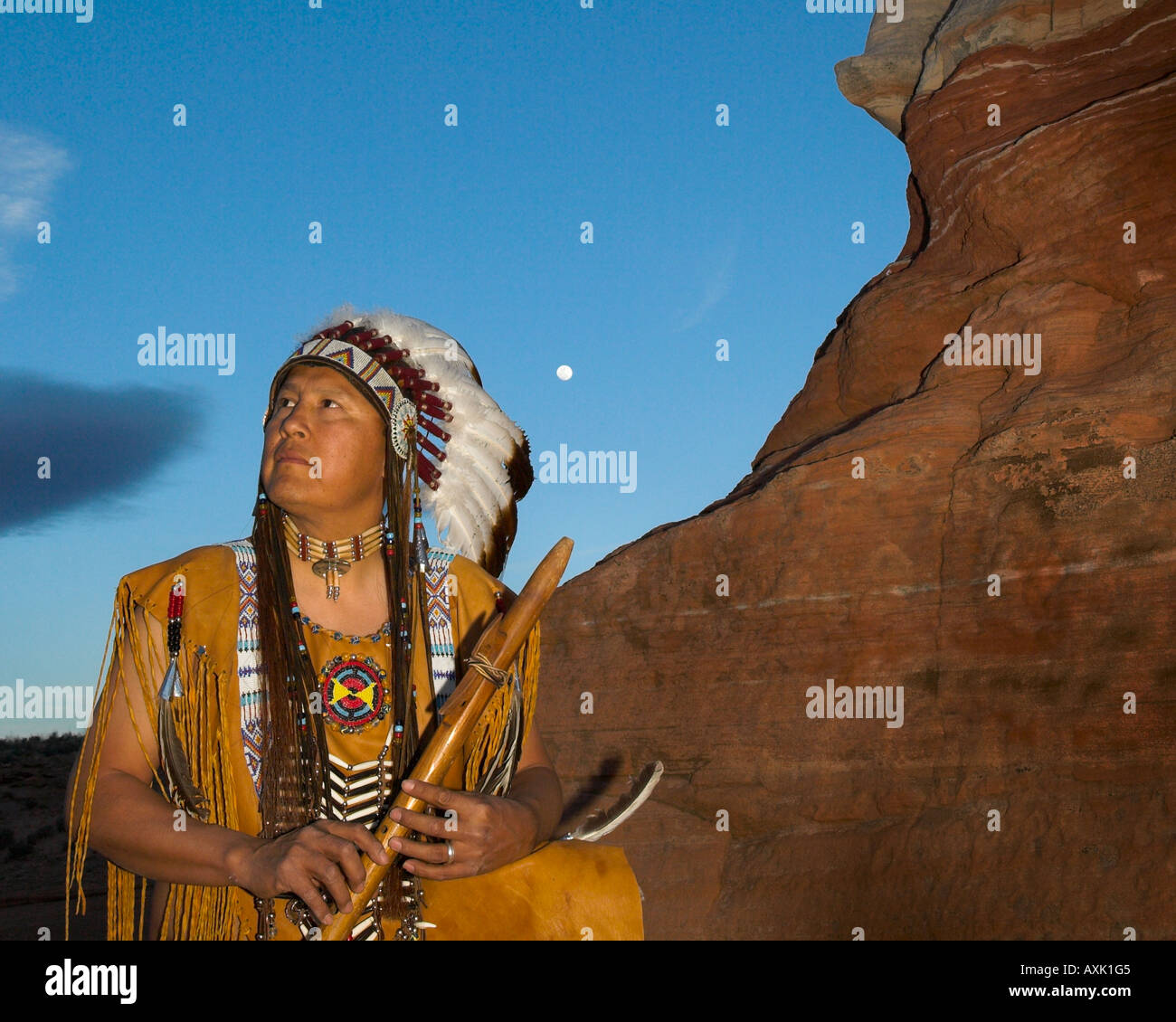 Native American Indian Mann Person kulturelle Outfit einheitliche Kopfschmuck Federn Hügel Muster rock Chief Natur Perlen Halskette Stockfoto