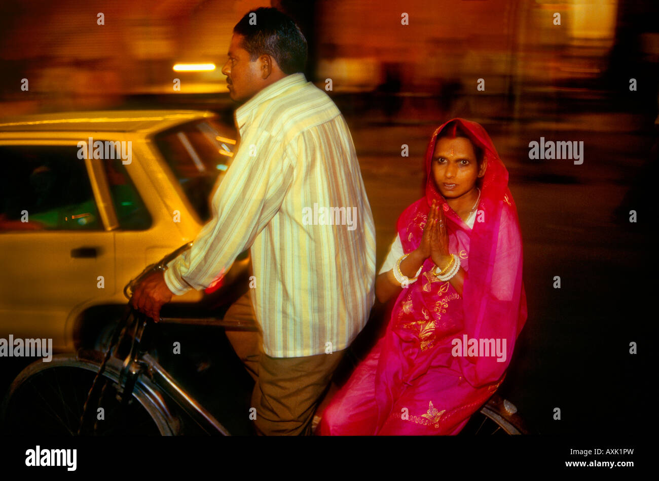 Hindu Mann und seine Frau, Hindu Gruß Motorroller feiern in der Nacht beim Festival von Diwali in Jaipur Rajasthan, Indien Stockfoto