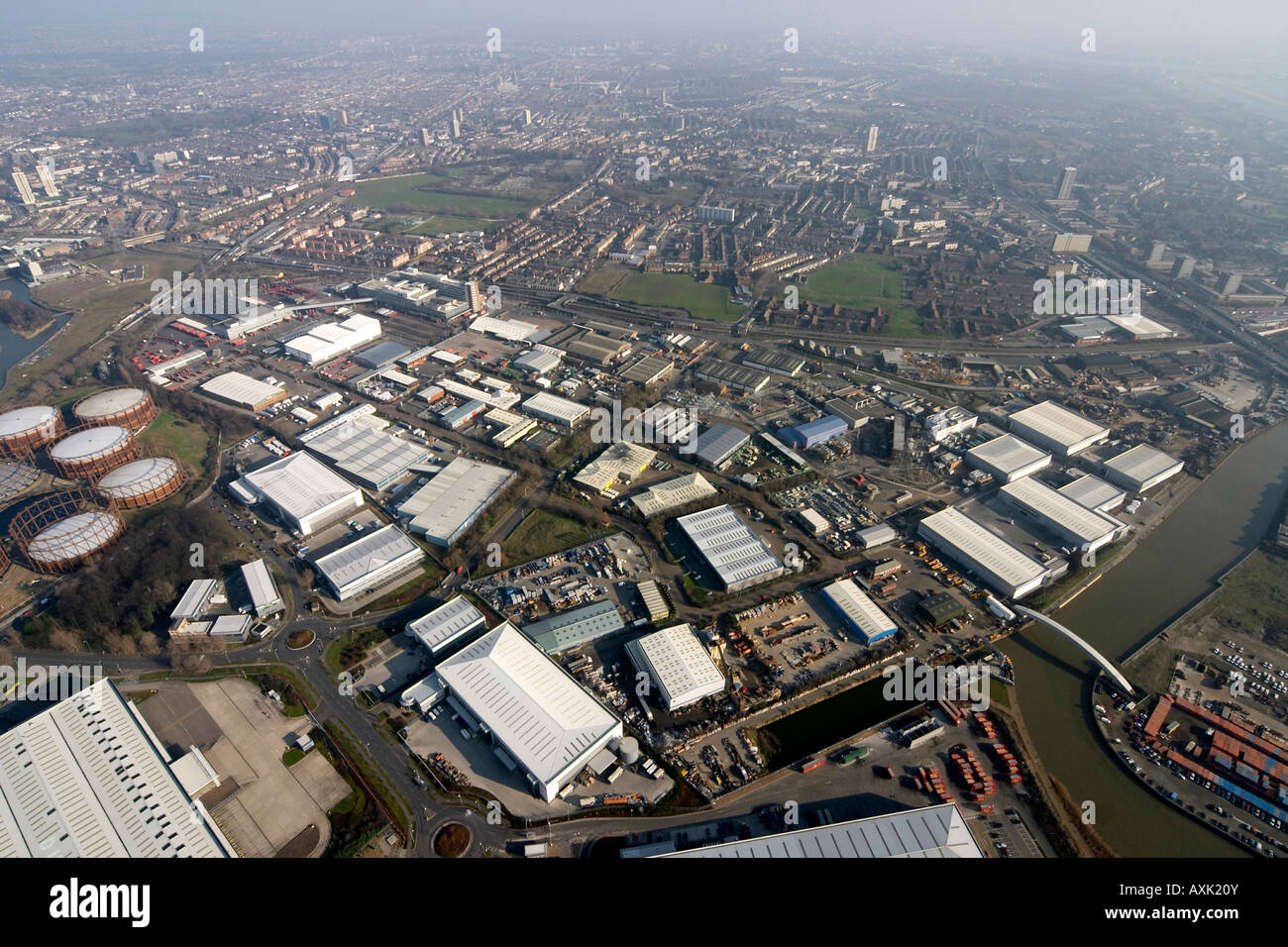 Hohen Niveau schrägen Luftbild südöstlich von Depots Gewerberäume River Lea Newham London E16 E13 England UK Januar 2006 Stockfoto