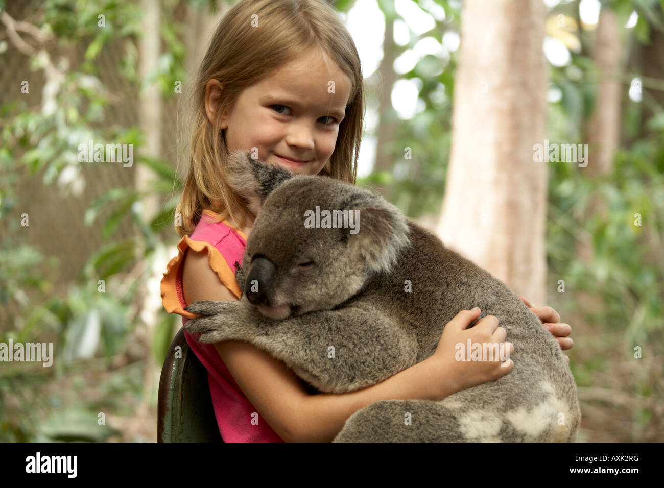 Junge Mädchen in die Hände ein Koalabär in Lone Pine Koala Sanctuary Wildlife Reserve Zoo Brisbane Queensland QLD Australien O Stockfoto