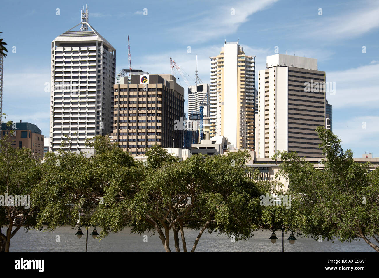 Central Business District über Fluß von South Bank am sonnigen Ufer in Brisbane Queensland QLD Australien Stockfoto