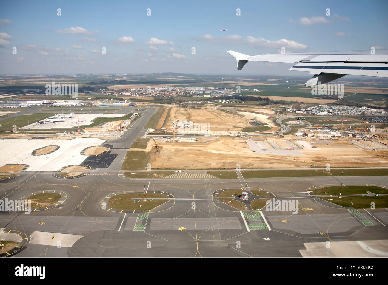 Baustelle aus der Luft mit Airbus Flugzeugflügel in der Nähe von Flughafen Charles de Gaulle Frankreich Europa EU Stockfoto