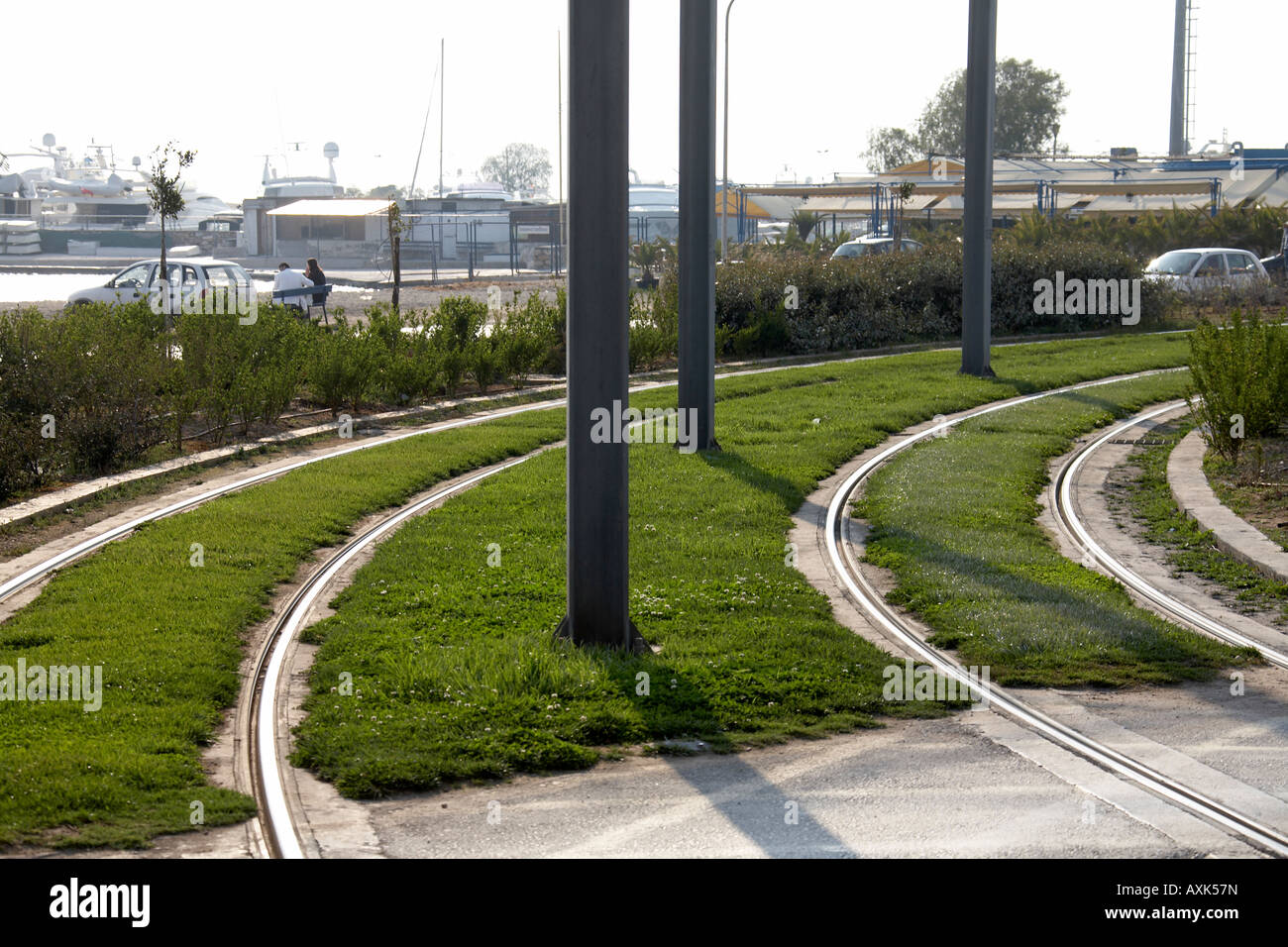 Ökologischen grünen Rasen gepflanzt zwischen Track Straßenbahnlinien in Glifada Attika oder Atiki Griechenland Stockfoto