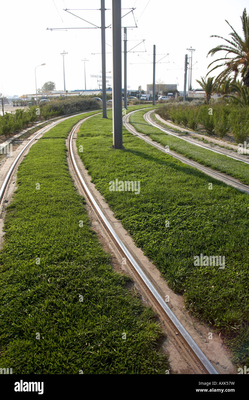 Ökologischen grünen Rasen gepflanzt zwischen Track Straßenbahnlinien in Glifada Attika oder Atiki Griechenland Stockfoto