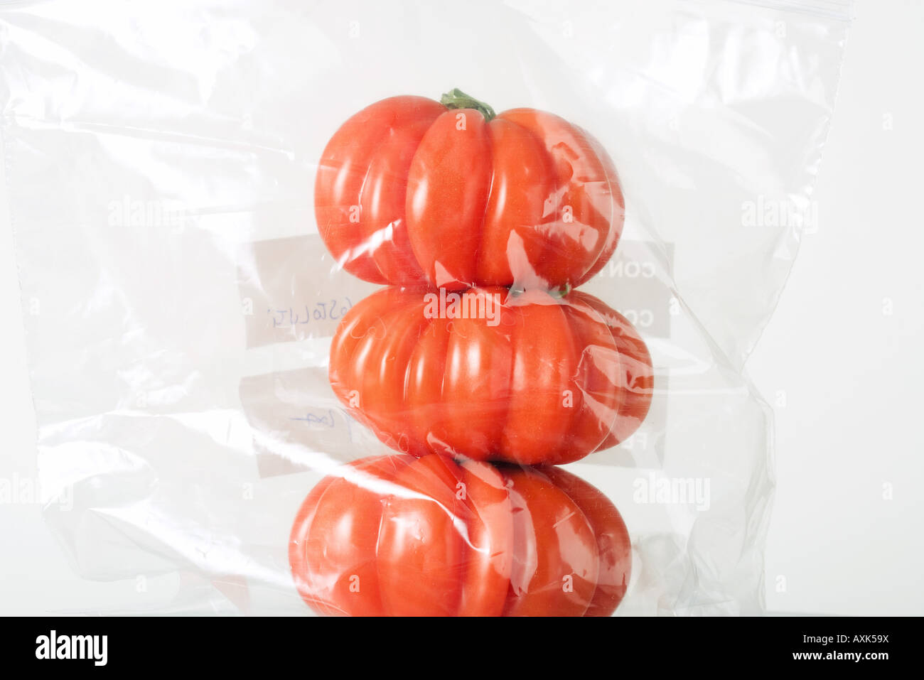 Urtomaten gestapelt in Plastiktüte, Nahaufnahme Stockfoto