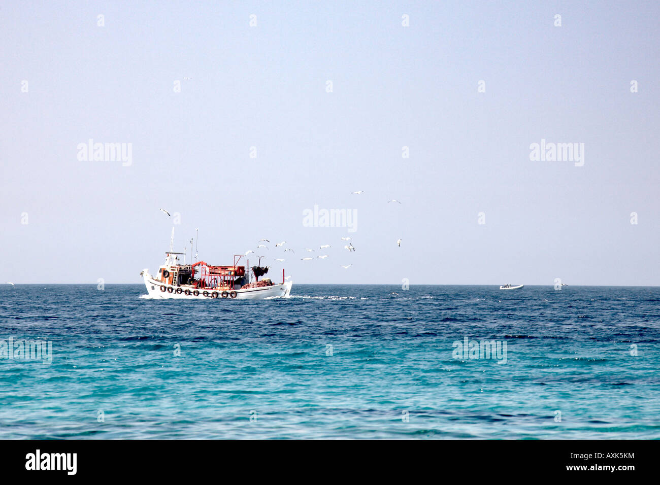 Angeln Boot Überschrift heraus zum Meer in der Nähe von Saronida Attika oder Atiki Griechenland Stockfoto
