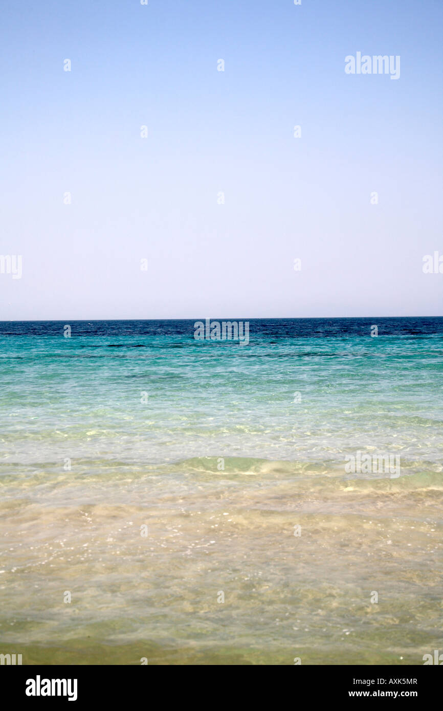 Sand unter dem Wasser vom Strand am Meer in Saronida Attika oder Atiki Griechenland mit Polfilter Polarisationsfilter Stockfoto