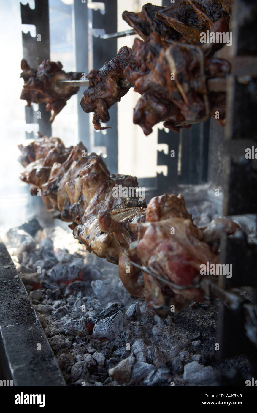 Teile von Schaffleisch wird Grill gegrillt am Spieß in Kalyvia Attika oder Atiki Griechenland Stockfoto