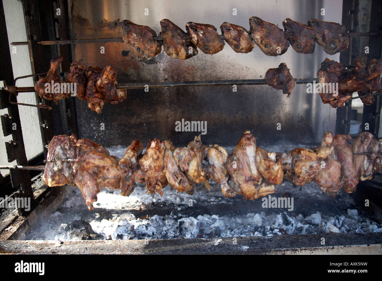 Teile von Schaffleisch wird Grill gegrillt am Spieß in Kalyvia Attika oder Atiki Griechenland Stockfoto