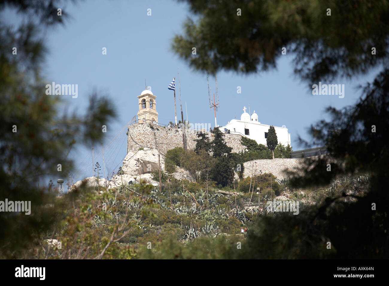 Likavitos oder Lycabbetus Hügel mit Agios Georgios griechisch-orthodoxen Kirche gesehen durch Kiefern in Athen oder Athini Griechenland Stockfoto