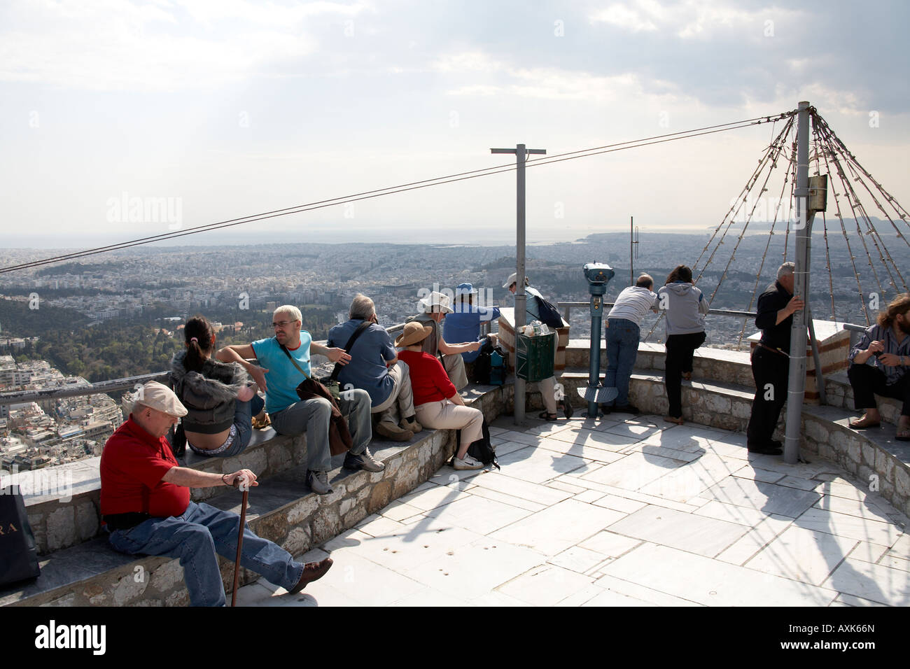 Menschen genießen Sie den Blick vom Likavitos oder Lycabbetus Hügel in Athen oder Athini Griechenland Stockfoto