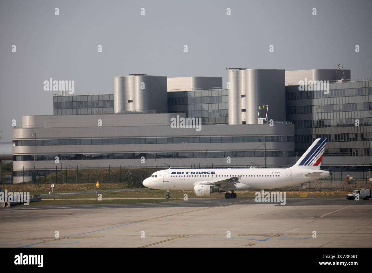 Air France Airbus A320-211 Rollen vor modernen Gebäuden bei Charles De Gaulle International Flughafen Paris France Stockfoto