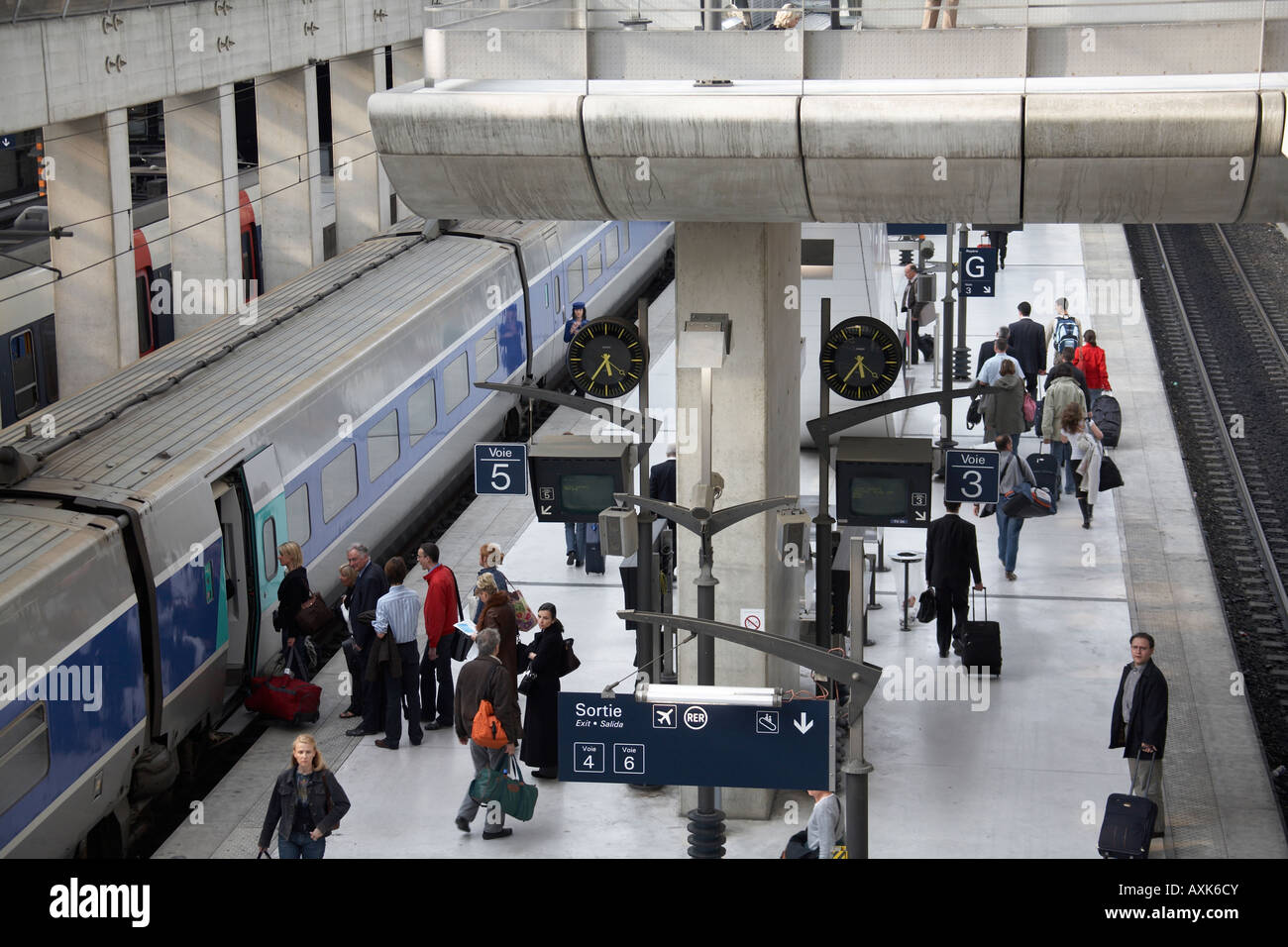 SNCF Zug mit Passagieren auf Plattform im TGV Bahnhof Charles De Gaulle