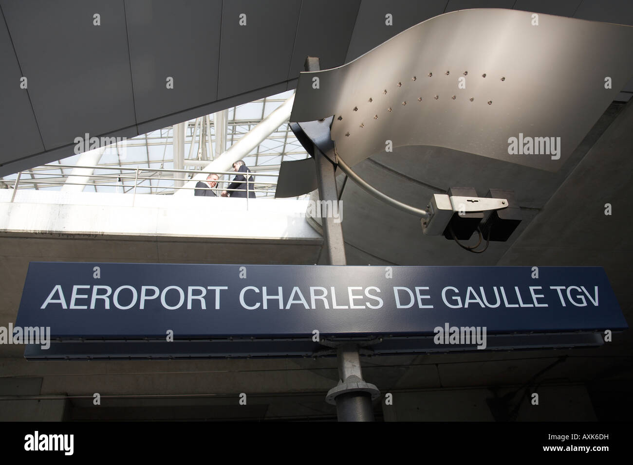Business-Männer über Schild im TGV Bahnhof Charles De Gaulle International Airport oder Aeroport Paris Frankreich Stockfoto