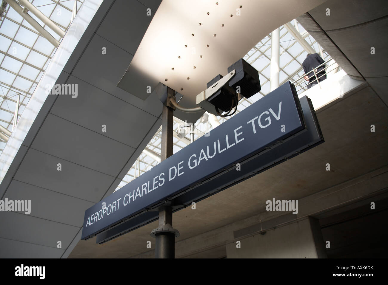 Business-Männer über Schild im TGV Bahnhof Charles De Gaulle International Airport oder Aeroport Paris Frankreich Stockfoto