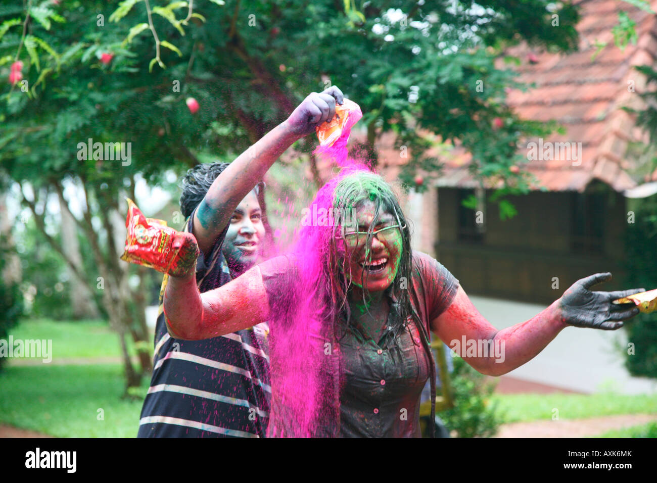 Ein Junge Gießen Farben auf ein Mädchen-Holi Festival-Indien Stockfoto