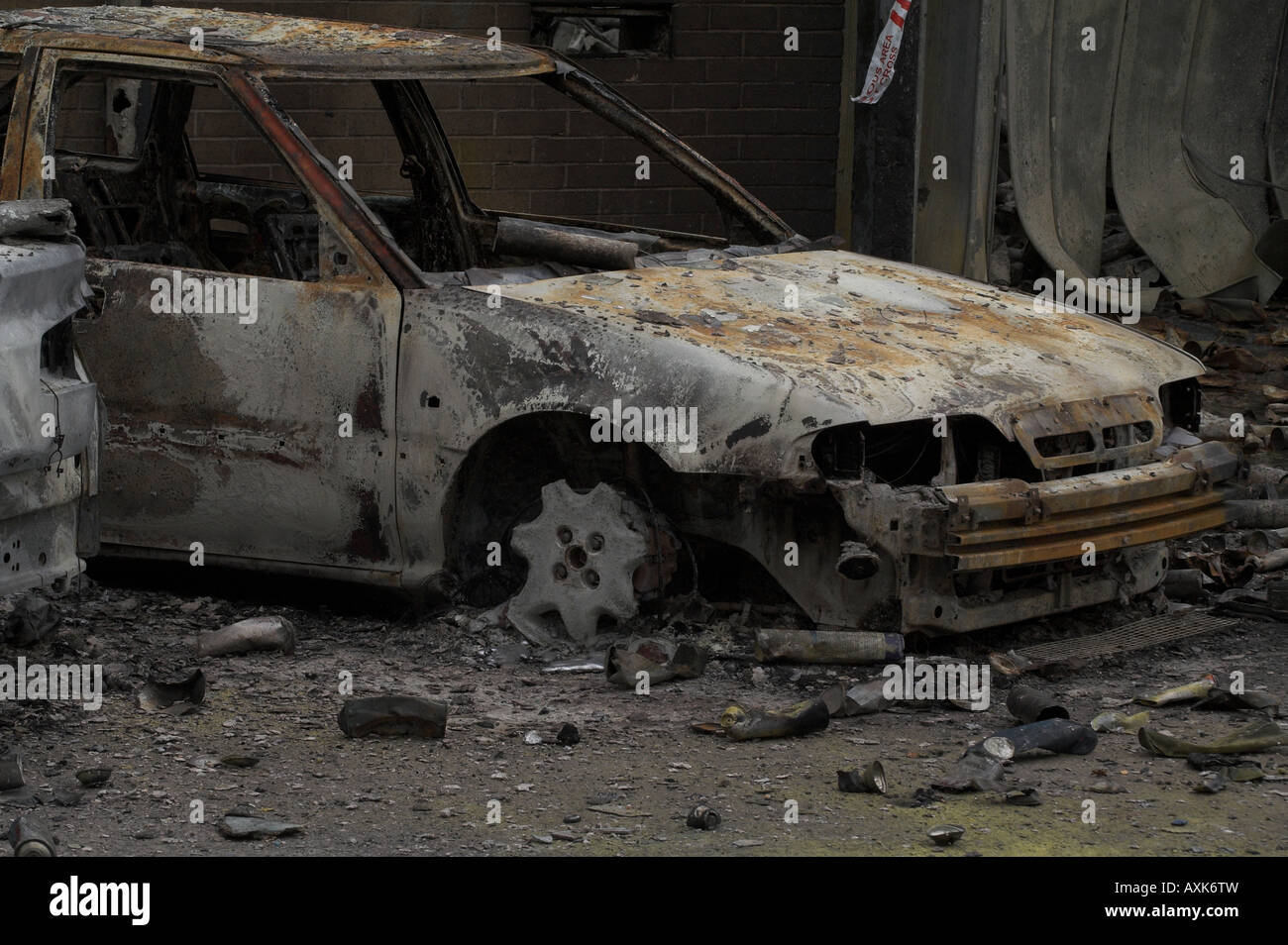 ausgebrannte Auto neben eine ausgebrannte Gebäude Stockfoto