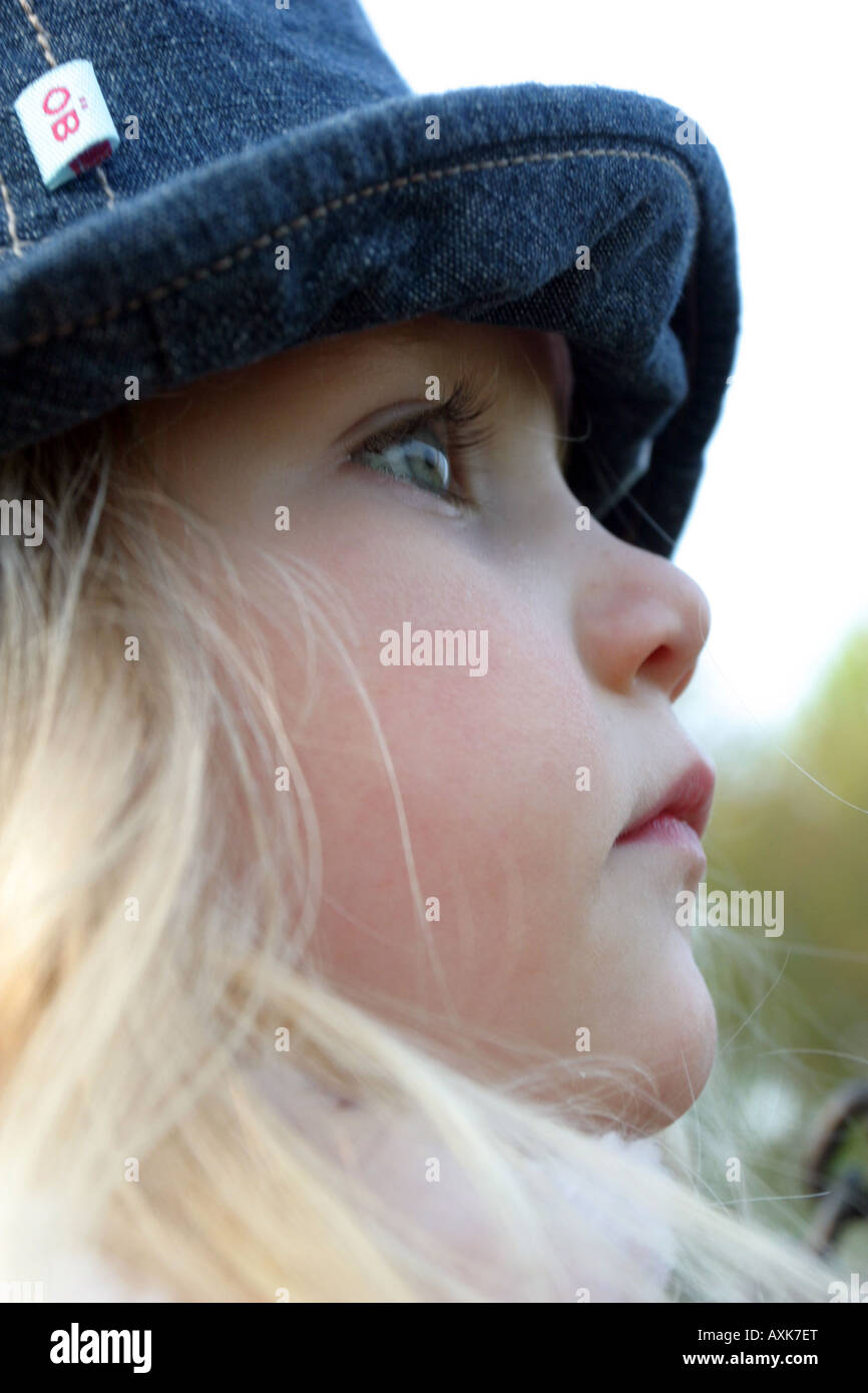 Profil von jungen Mädchen mit Hut Stockfoto