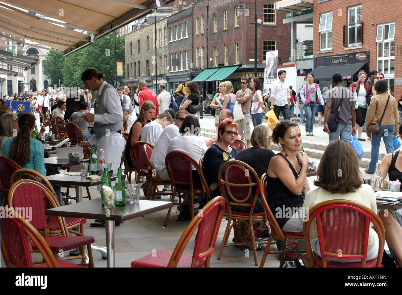 Trendige Cafe Bar, Spitalfields Markt, East London Stockfoto