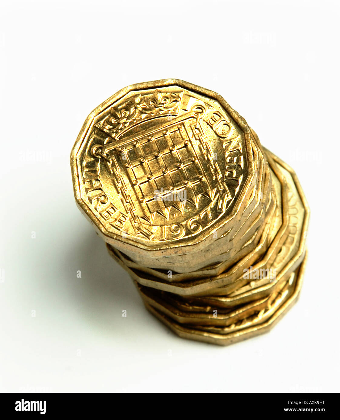 Altes Geld ein Stapel der britischen 3d Münzen, Pre-decimal Sterling; auf weißem Hintergrund Stockfoto