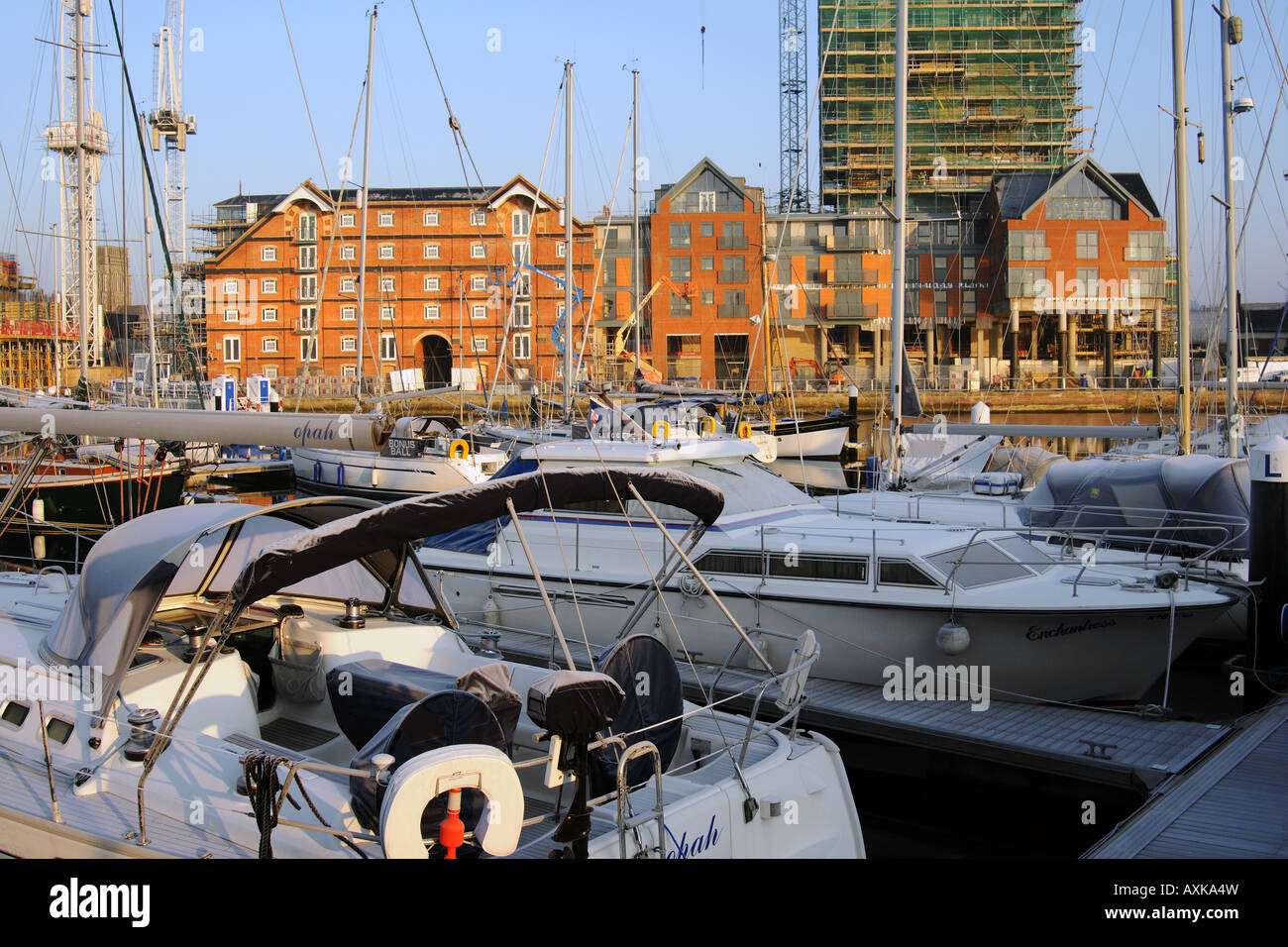 Regeneration der Wet Dock und Neptun Kai an einem frostigen Morgen auf dem River Orwell Ipswich Suffolk UK Stockfoto