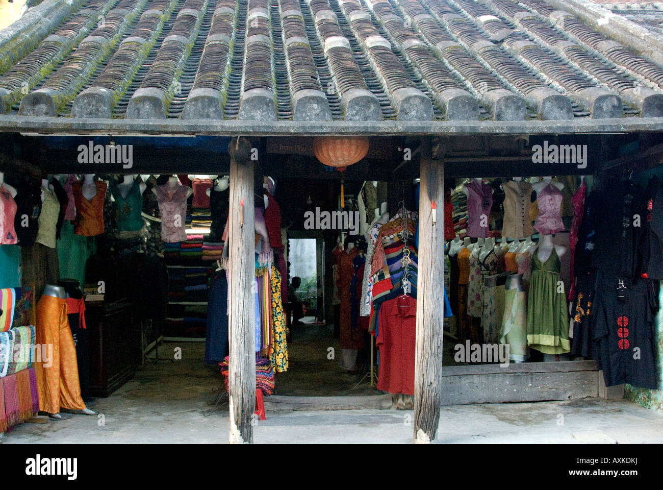 Schaufenster der Elemente der Kleidung vor allem aus Seide in Hoi An Vietnam Stockfoto