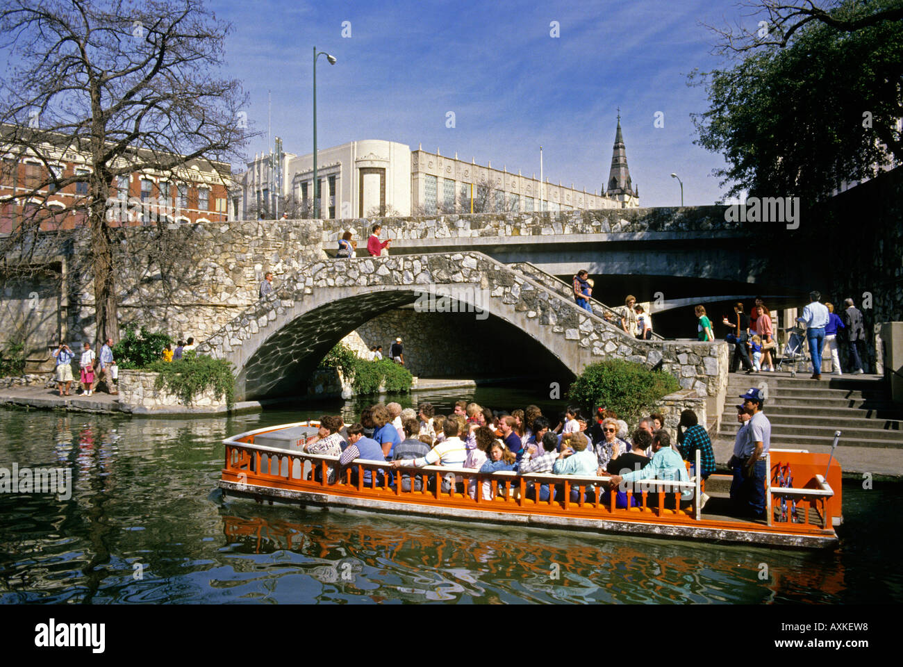 Besucher auf einer Bootstour entlang der River Walk in San Antonio, Texas Stockfoto