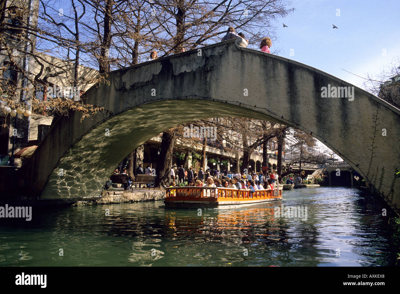 Besucher auf einer Bootstour entlang der River Walk in San Antonio, Texas Stockfoto