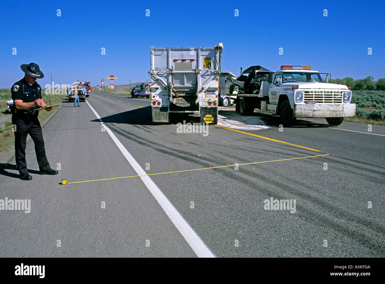 Polizei ermittelt Verkehr Unfall- und Maßnahme Bremsspuren von Reifen auf der Autobahn Stockfoto